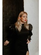 Mélyen felsliccelt fekete maxi ruha, egyedi organza ujjakkal.