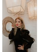 Mélyen felsliccelt fekete maxi ruha, egyedi organza ujjakkal.