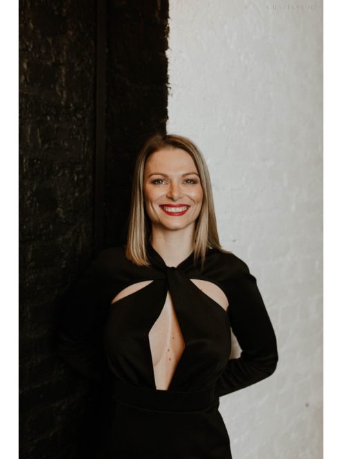 Fekete, szűk midi különleges kivágással 