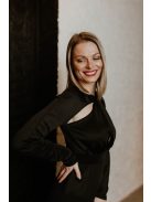 Fekete midi ruha egy kis csavarral, stílusos hölgyeknek.