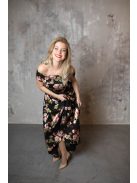 A vintage stílust idéző, vállra húzható, virágmintás maxi ruha.
