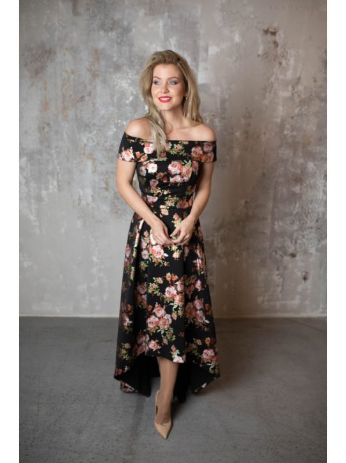A vintage stílust idéző, vállra húzható, virágmintás maxi ruha.