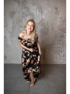 A vintage stílust idéző, vállra húzható, virágmintás maxi ruha.