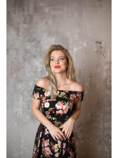 A vintage stílust idéző, vállra húzható, virágmintás maxi ruha.