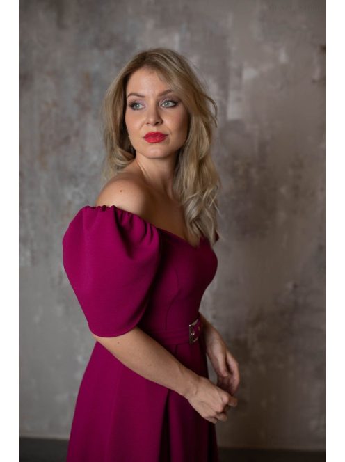 Különleges, ejtett vállú magenta ruha, buggyos vállrésszel. 