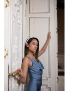 Ejtett nyakú ruha szürkéskék színben. Szexisen elegáns viselet. 