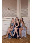 Ejtett nyakú ruha szürkéskék színben. Szexisen elegáns viselet. 