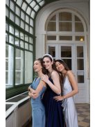 Ejtett nyakú ruha szürkéskék színben. Szexisen elegáns viselet. 