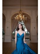 Elegáns, acélkék színű ruha V kivágású, átlapolt mellrésszel. 