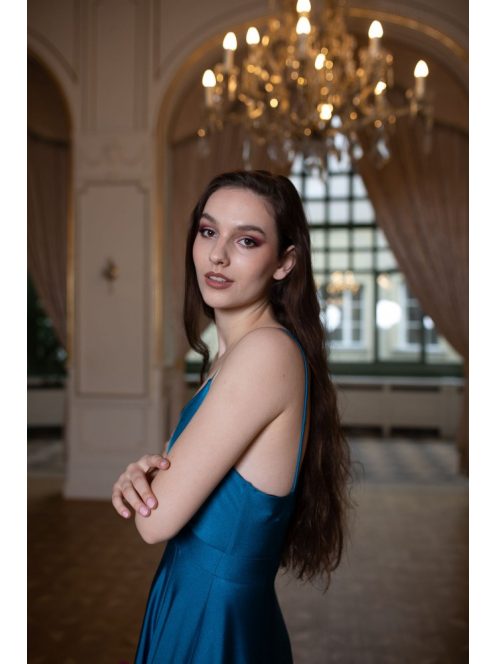 Elegáns, acélkék színű ruha V kivágású, átlapolt mellrésszel. 