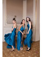 Elegáns, acélkék színű ruha V kivágású, átlapolt mellrésszel. 