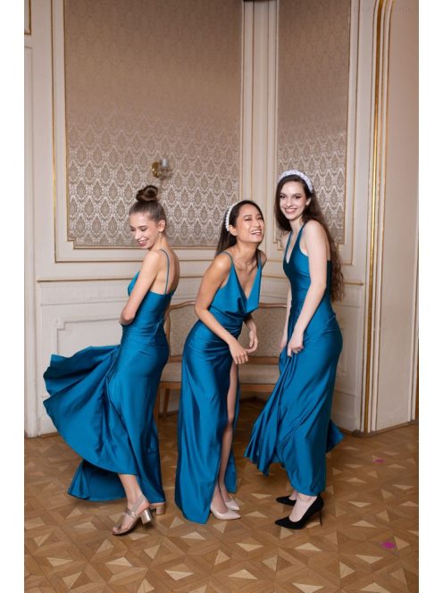 Elegáns, acélkék színű ruha V kivágású, átlapolt mellrésszel. 