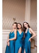 Elegáns, acélkék színű ruha V kivágású, átlapolt mellrésszel. 