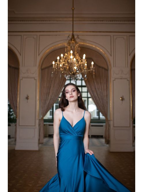 Elegáns, acélkék színű ruha V kivágású, átlapolt mellrésszel. 