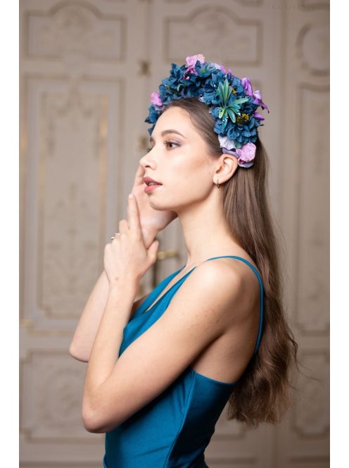 Ejtett nyakú ruha acélkék színben. Szexisen elegáns viselet. 