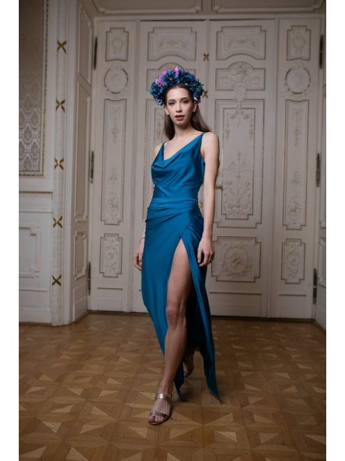 Ejtett nyakú ruha acélkék színben. Szexisen elegáns viselet. 