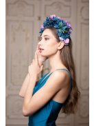 Ejtett nyakú ruha acélkék színben. Szexisen elegáns viselet. 