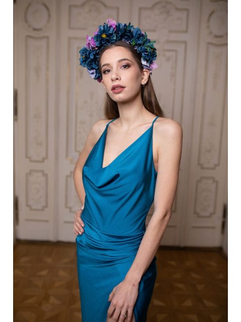Ejtett nyakú ruha acélkék színben. Szexisen elegáns viselet. 