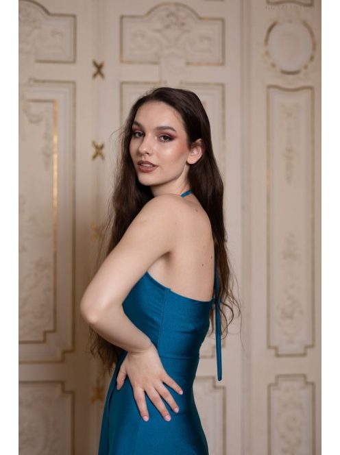 U alakú dekoltázsú, nyakba akasztós ruha acélkék színben.