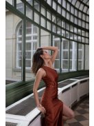 Csavart elejű szűk fazon – rozsdabarna