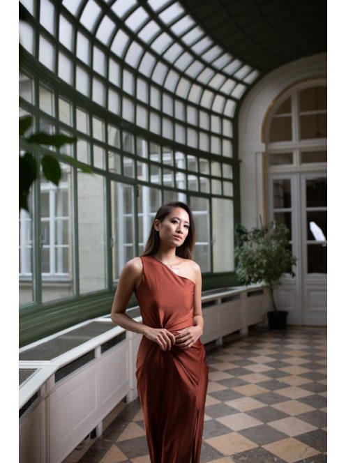 Csavart elejű szűk fazon – rozsdabarna