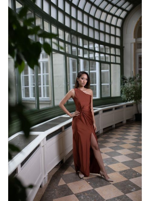 Csavart maxi ruha, rozsdabarna színben. Esküvőkre, bálokra.