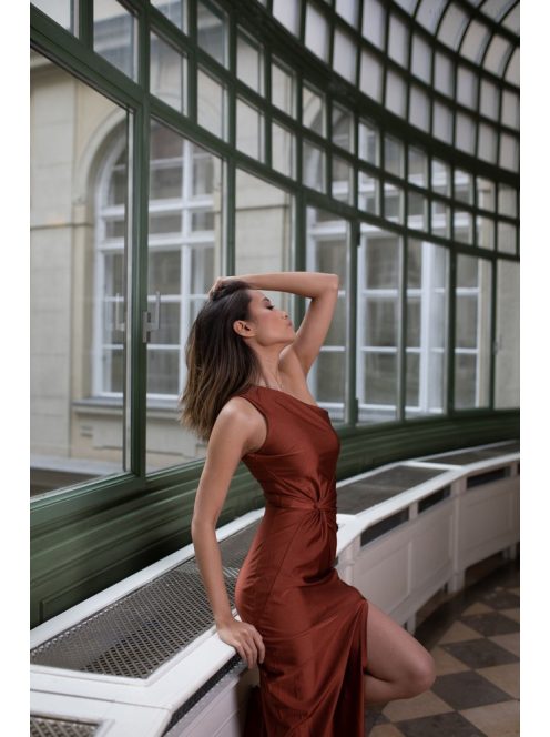 Csavart elejű szűk fazon – rozsdabarna