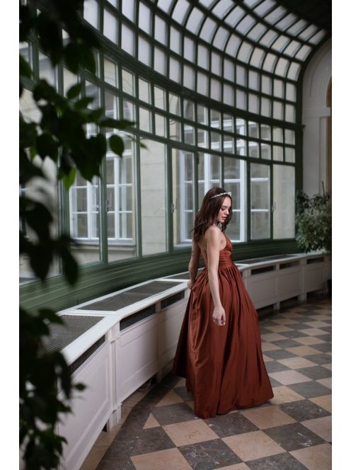 V-kivágású maxi ruha – rozsdabarna