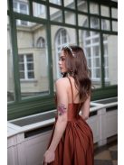 V-kivágású maxi ruha – rozsdabarna