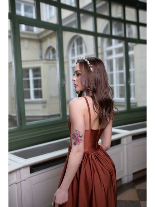 V-kivágású maxi ruha – rozsdabarna