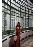 V-kivágású maxi ruha – rozsdabarna