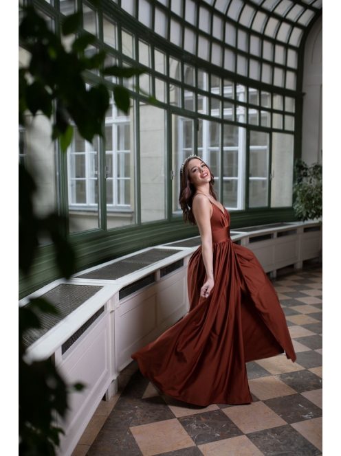 V-kivágású maxi ruha – rozsdabarna