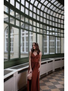 V-kivágású maxi ruha – rozsdabarna