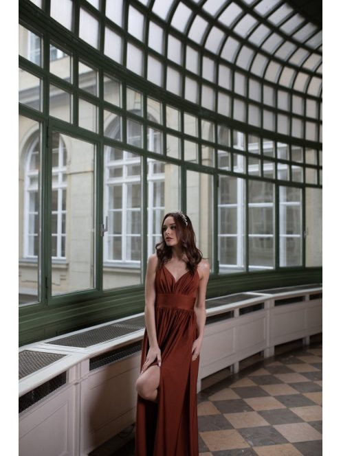 V-kivágású maxi ruha – rozsdabarna