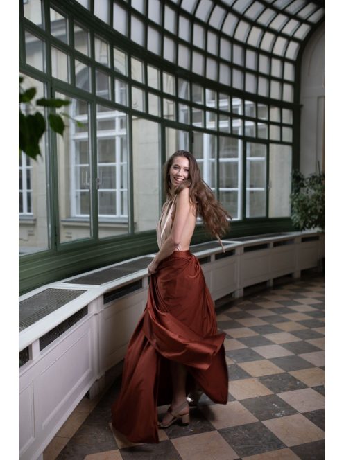 Rozsdabarna - nude maxi ruha elől csavart megoldással. 