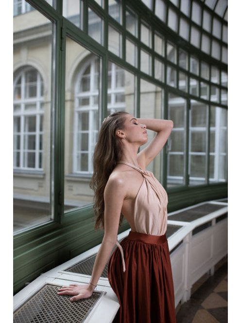 Rozsdabarna - nude maxi ruha elől csavart megoldással. 