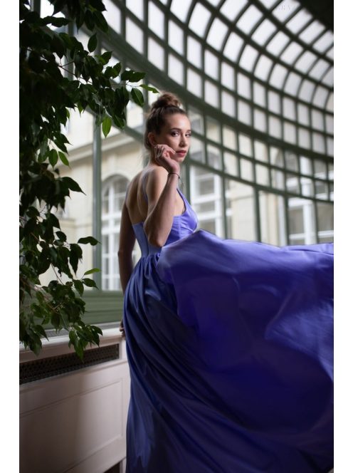 Levendula színű, szív kivágású maxi ruha modern hercegnőknek.