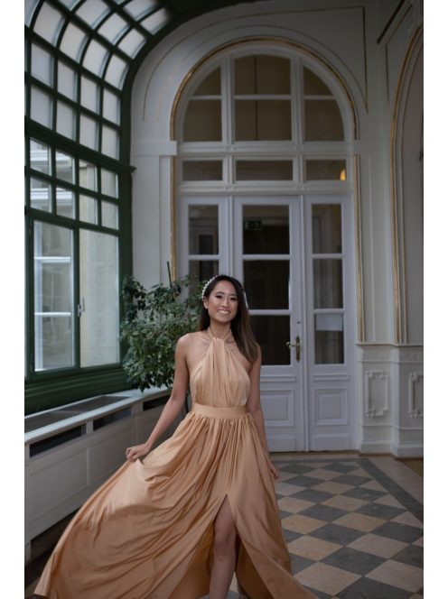 Csavart maxi ruha, elegáns arany színben. Esküvőkre, bálokra.