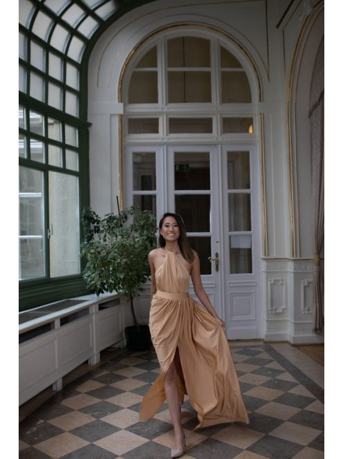 Csavart maxi ruha, elegáns arany színben. Esküvőkre, bálokra.
