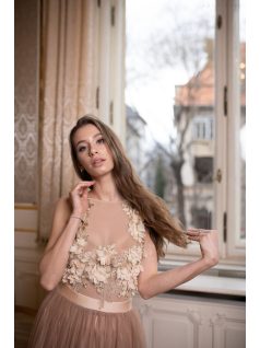 Alkalmi szetteket kiegészítő, hátnélküli pezsgő csipke body.