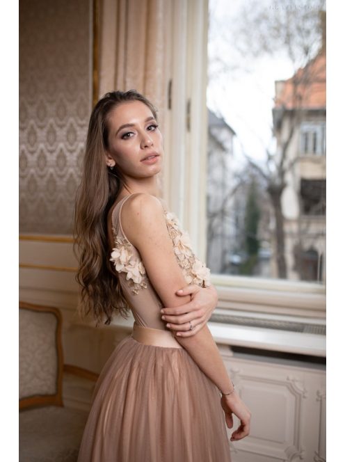 Alkalmi szetteket kiegészítő, hátnélküli pezsgő csipke body.