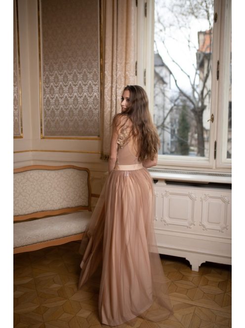 Felcsatolható pezsgő színű tüll szoknya romantikus szettekhez. 