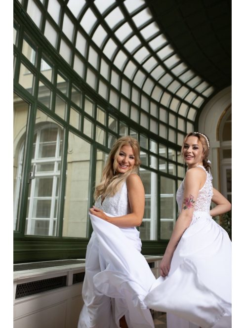 Esküvői szetteket kiegészítő, hátnélküli fehér csipke body.