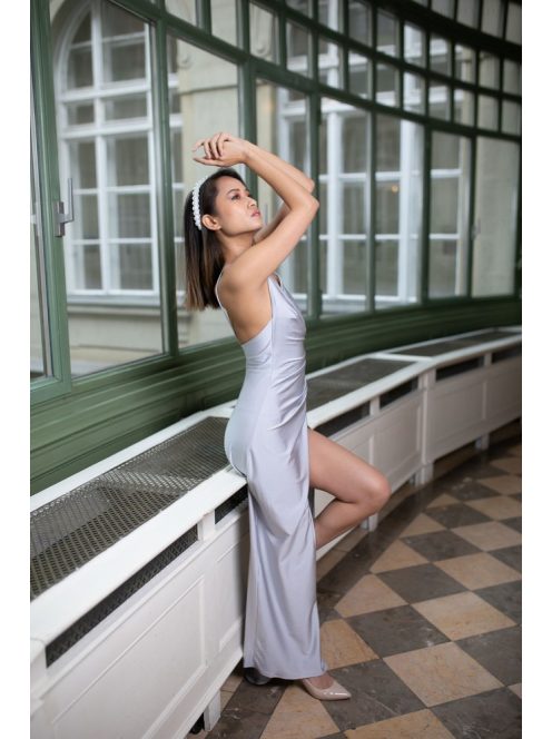 Szexisen elegáns, ráncolt maxi ruha, ünnepélyes ezüst színben. 