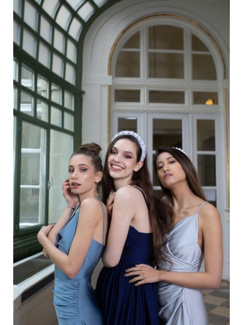 Szexisen elegáns, ráncolt maxi ruha, ünnepélyes ezüst színben. 