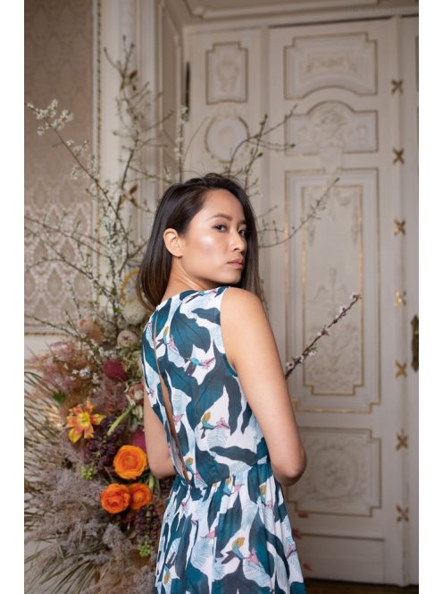 Csepp alakban kivágott maxi ruha – kolibri mintás