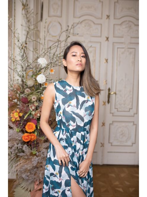 Csepp alakban kivágott maxi ruha – kolibri mintás