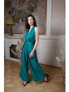 Kényelmes, zöld színű overál nyakbakötős felsőrésszel. 