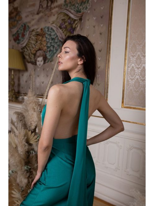 Kényelmes, zöld színű overál nyakbakötős felsőrésszel. 