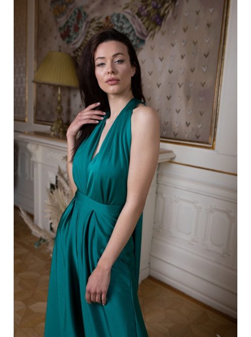 Kényelmes, zöld színű overál nyakbakötős felsőrésszel. 